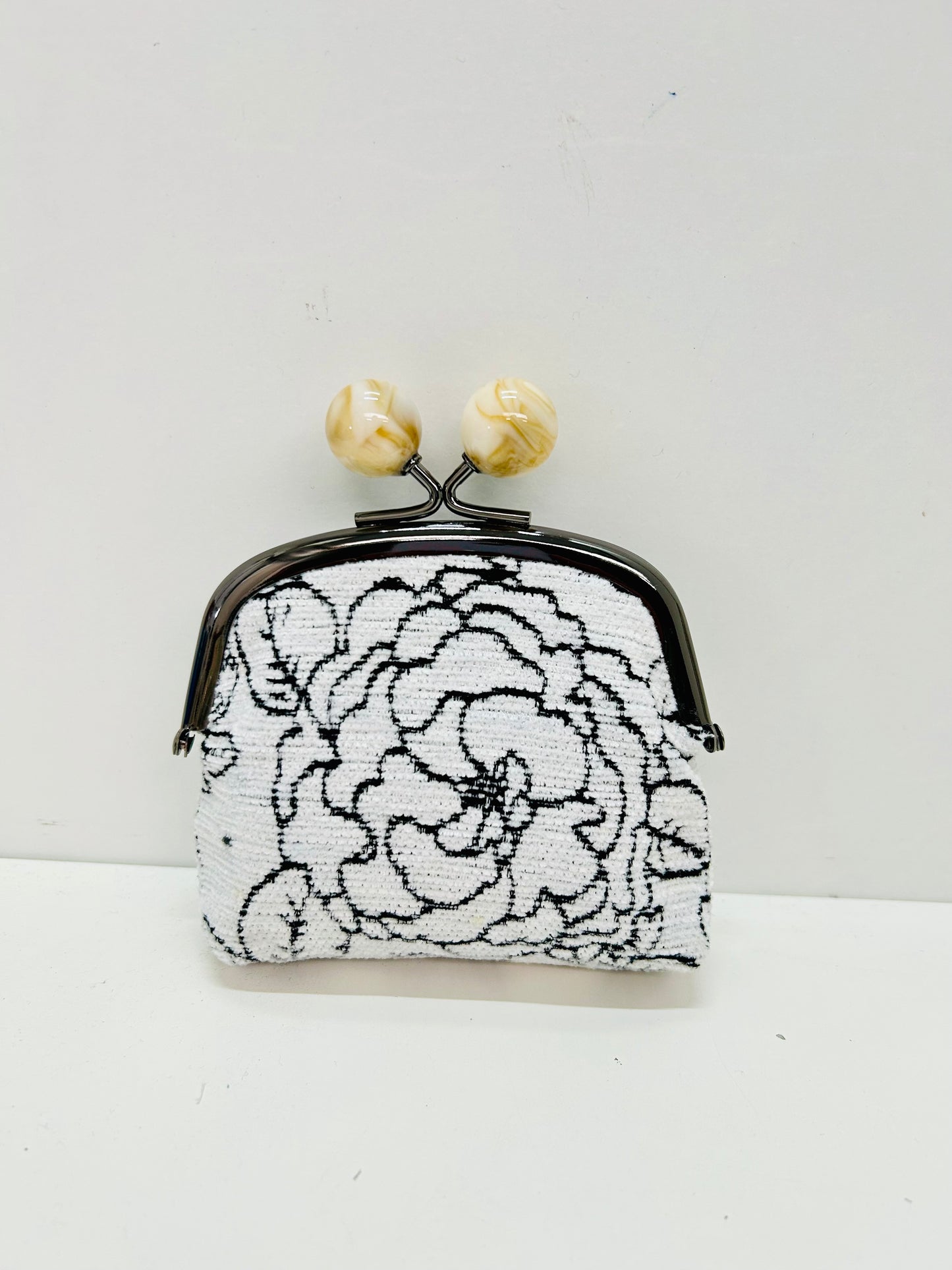 Monedero de Boquilla con Cierre de Bolas Rosa Negra