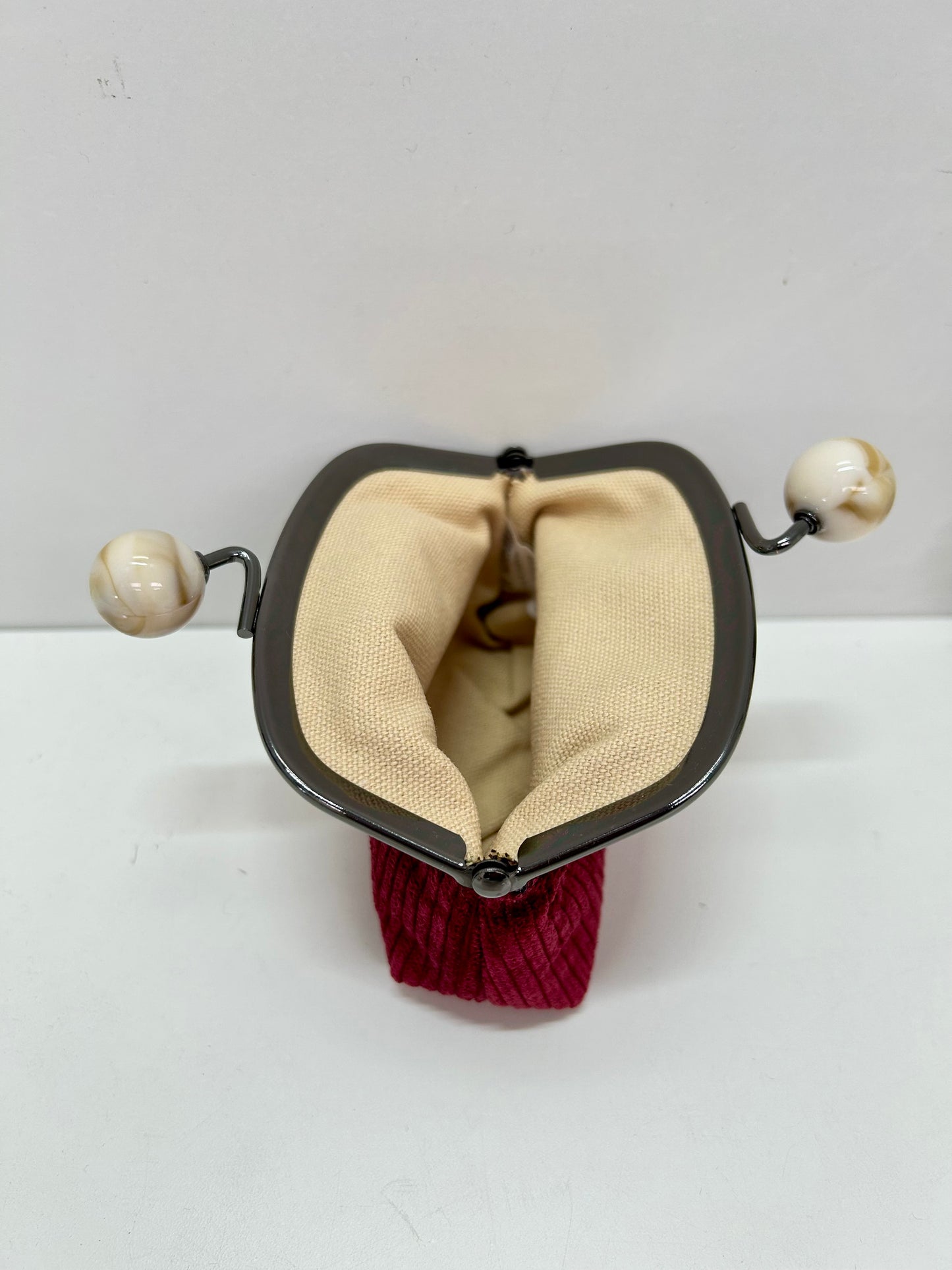 Monedero de Boquilla con Cierre de Bolas Pana Vino