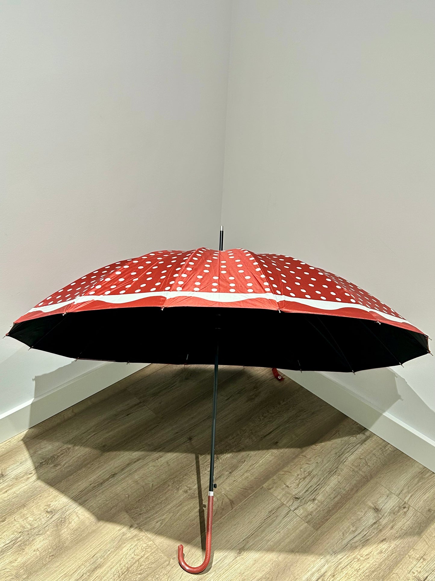 Paraguas largo 16 varillas La Matilda Topos Rojo