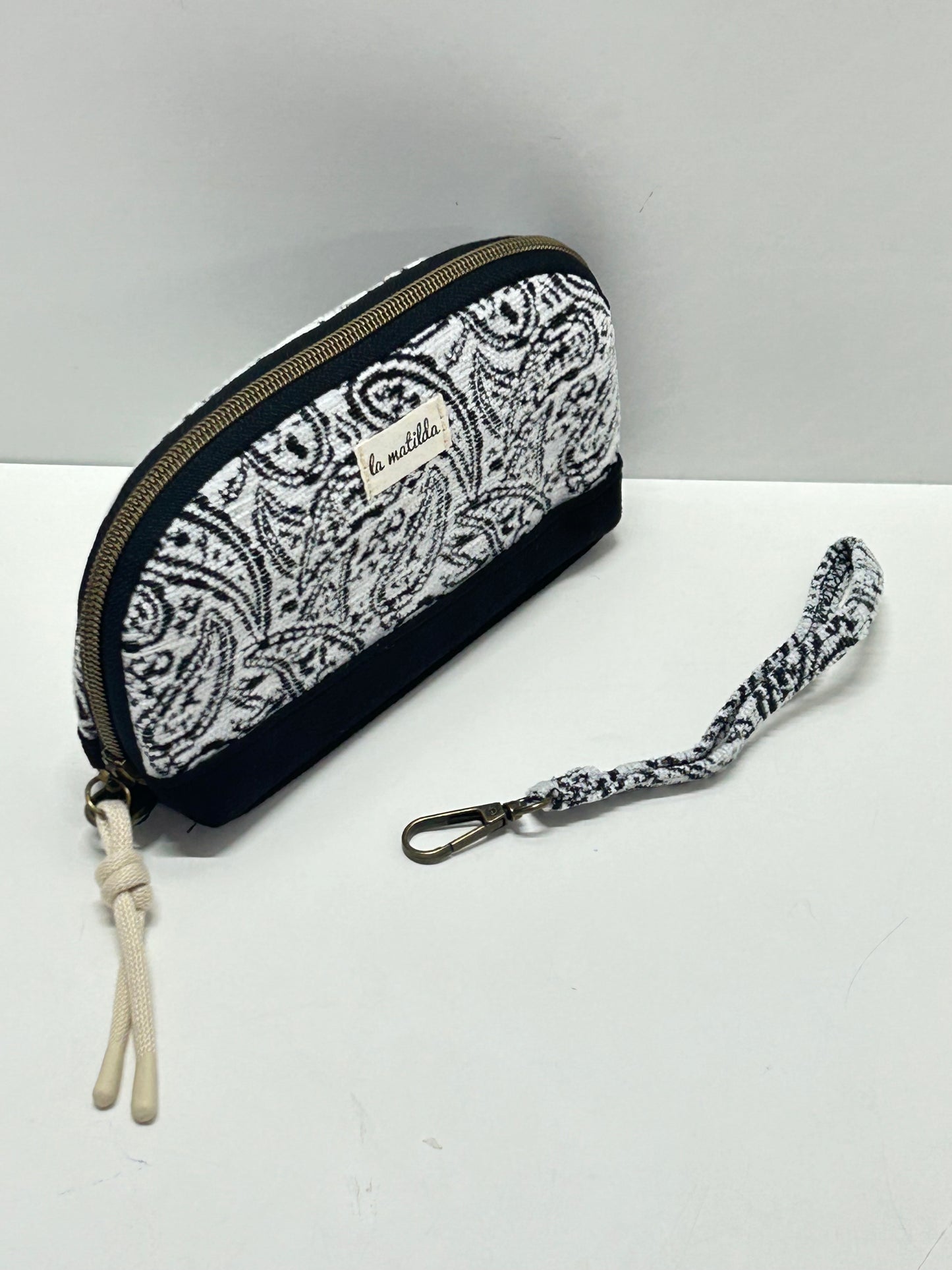 Portatodo con asa Hojas Negro